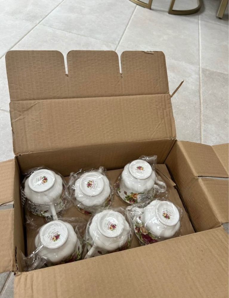 Royal doulton China 18 piece tea cup and plate set. Brand new vintage 