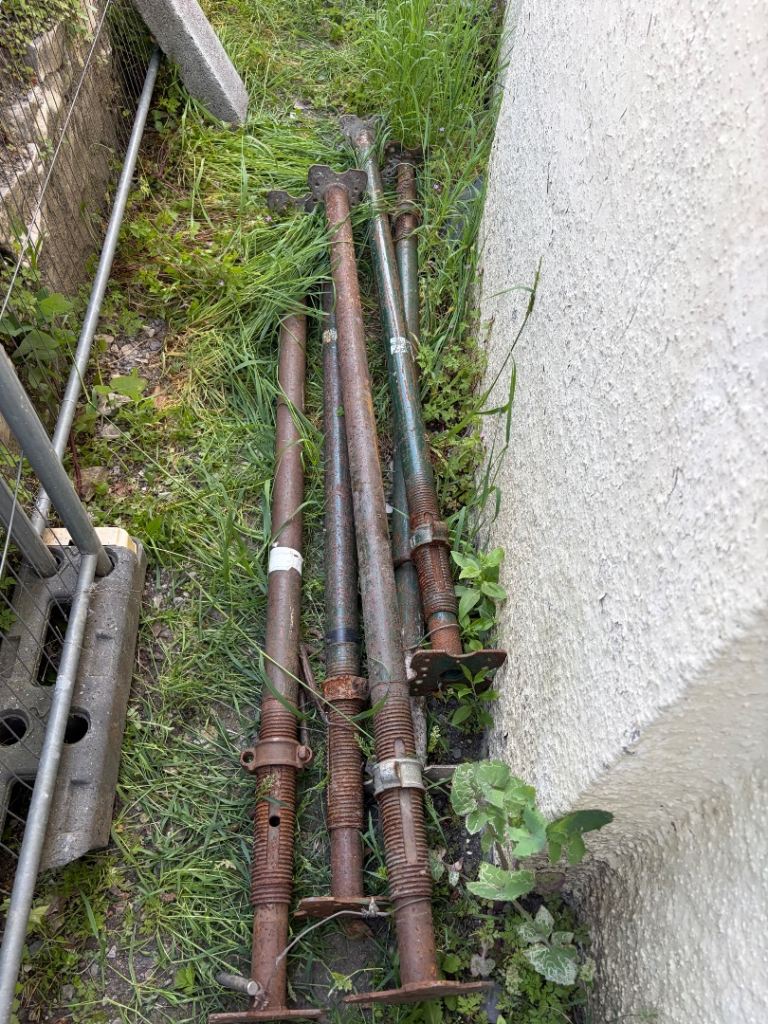 Adjustable Metal Acrow Props – Used Condition