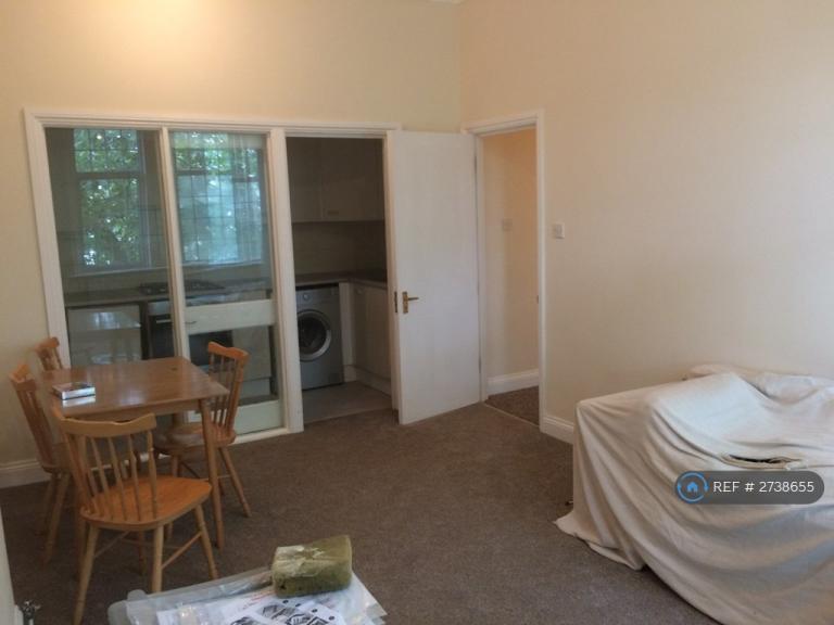 2 bedroom flat in Chiswick High Road, London, W4 (2 bed) (#2738655)