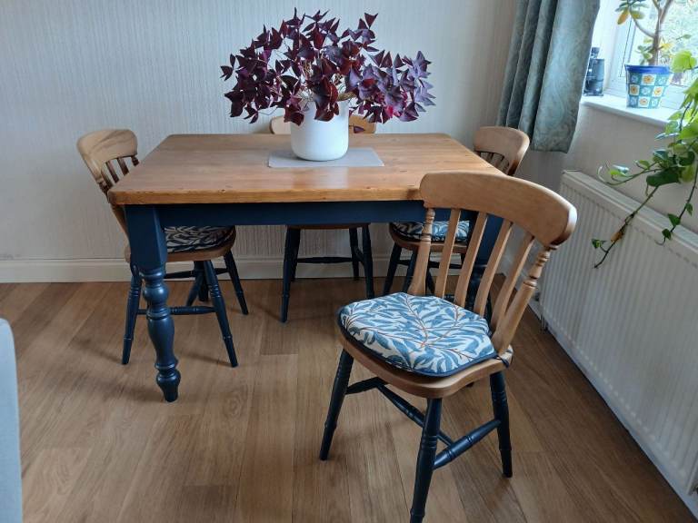 Hardly Used 4 seater table and chairs