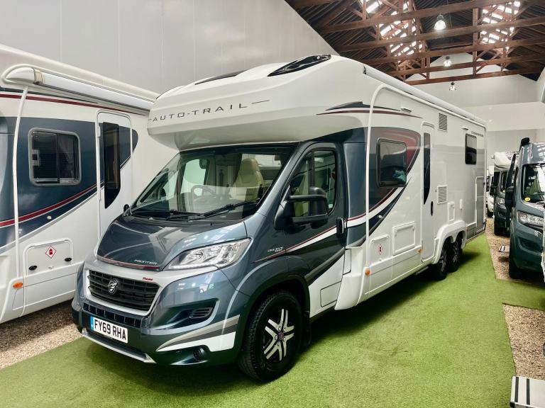 AUTOTRAIL COMANCHE HB / ISLAND BED / TAG AXLE / GARAGE / 8,622 MILES / MOTORHOME