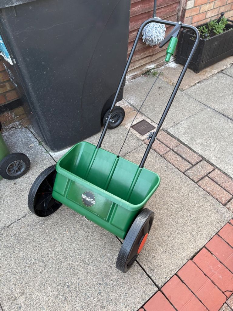 Miracle-Gro Lawn feed Spreader - Good Condition