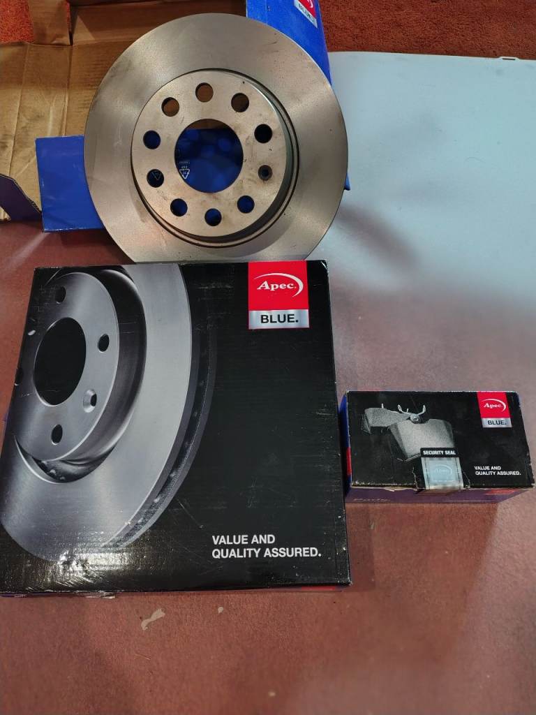 Brake discs and pads rear, for VAG.