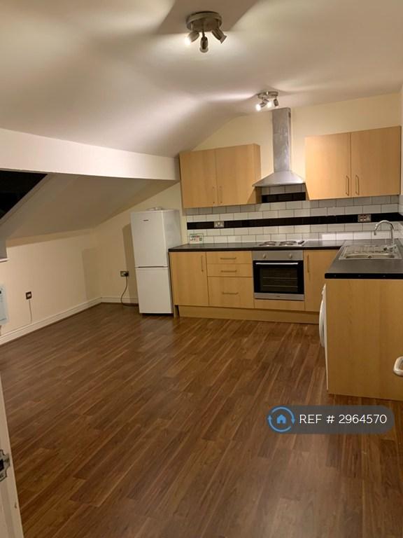 2 bedroom flat in Town Street, Horsforth, Leeds, LS18 (2 bed) (#2964570)