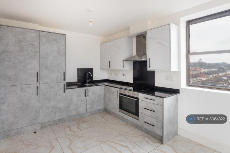 2 bedroom flat in Wiltshire Court, Swindon, SN1 (2 bed) (#3064322)