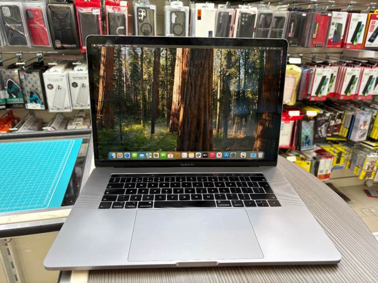 Apple MacBook Pro 256GB in Excellent Condition