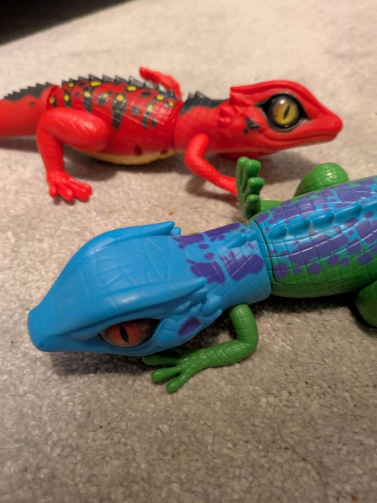 Toy geckos