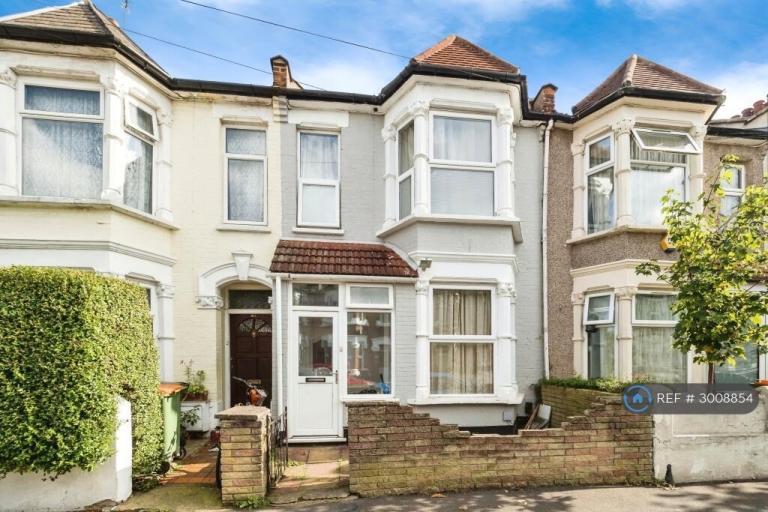 3 bedroom house in Harcourt Avenue, London, E12 (3 bed) (#3008854)