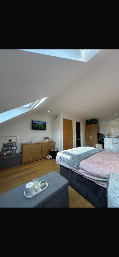 Large ensuite room in quite house Kingsbury available now 