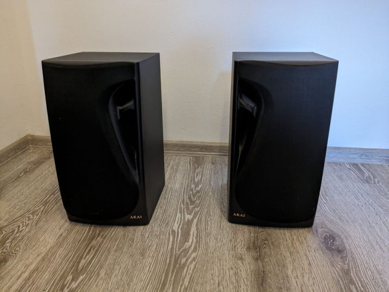 AKAI SPEAKERS X 2. PAIR  
