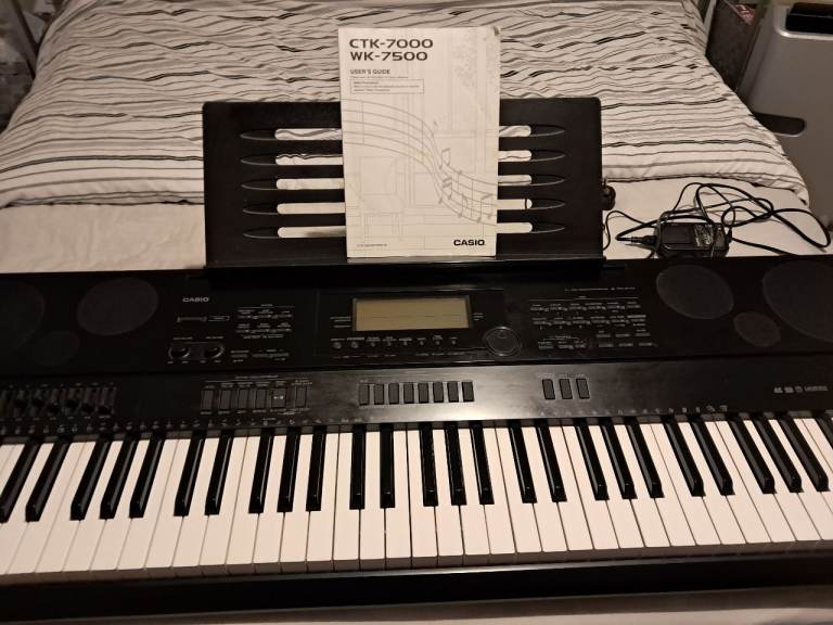 76 KEYS 6 OCTAVES, TOUCH CONTROL.EXCELLENT KEYBOARD WK7500 CASIO.ONLY HAD LIGHT USE