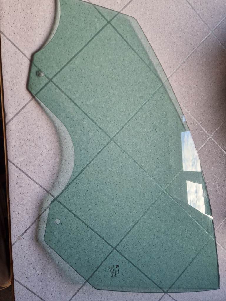 VAUXHALL INSIGNIA FRONT PASSENGET WIDOW GLASS