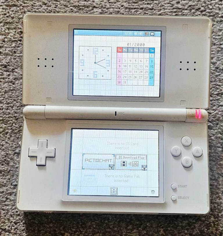 WHITE NINTENDO DS LITE CONSOLE. 