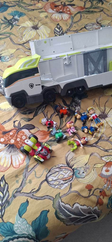 Free Paw Patroller and figures