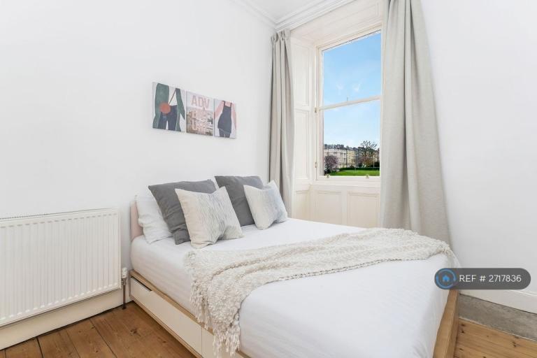 2 bedroom flat in Dalmeny Street, Edinburgh, EH6 (2 bed) (#2717836)
