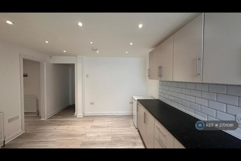 2 bedroom flat in Hillside Avenue, Strood, Rochester, ME2 (2 bed) (#2701081)