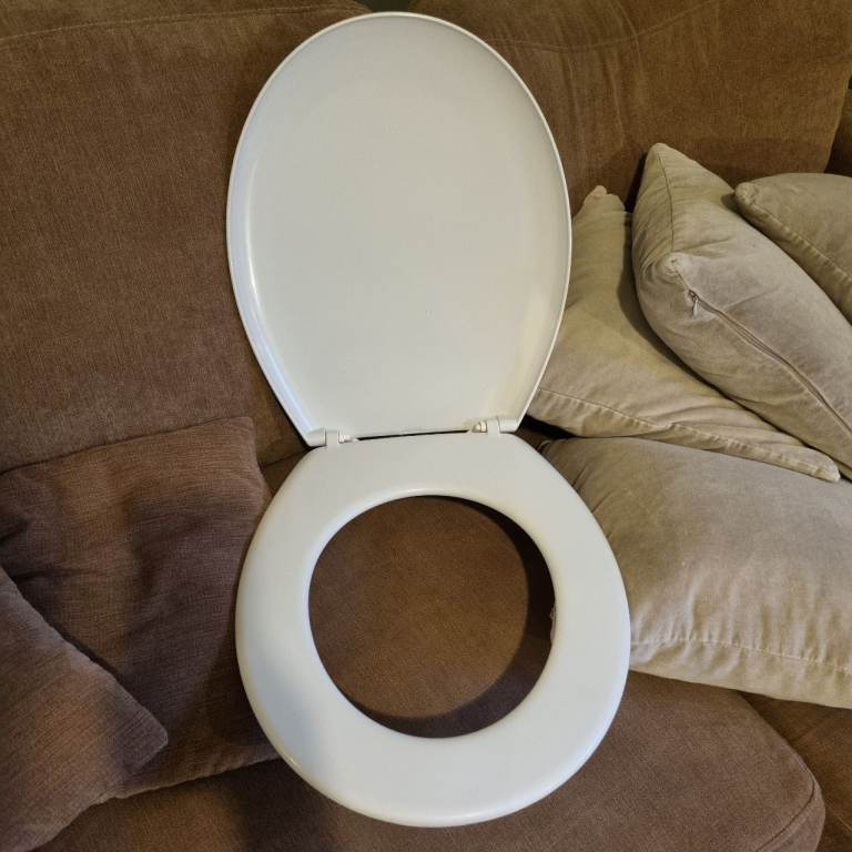 New Universal White Plastic Toilet Seat