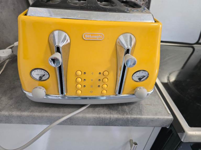 Delonghi 4 slice toaster only used couple of times excellent condition 