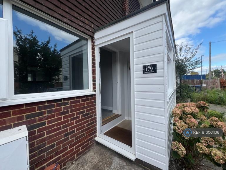 2 bedroom flat in Junction Road, Burgess Hill, RH15 (2 bed) (#3061136)