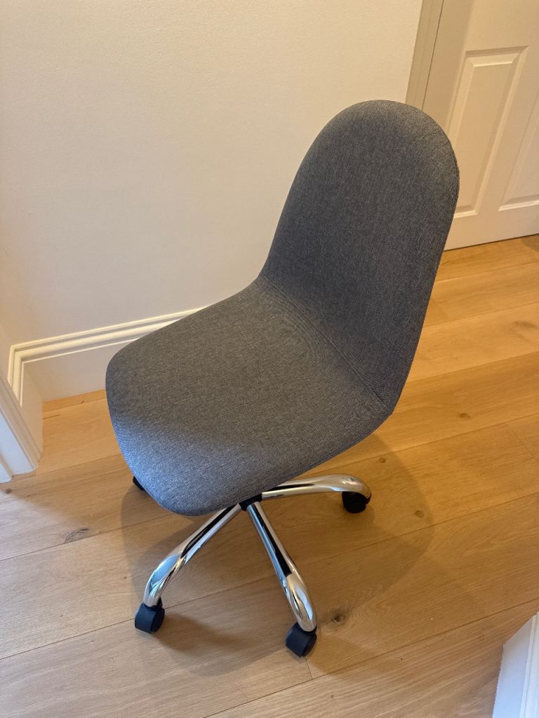 Swivel chair - excellent condition/never used