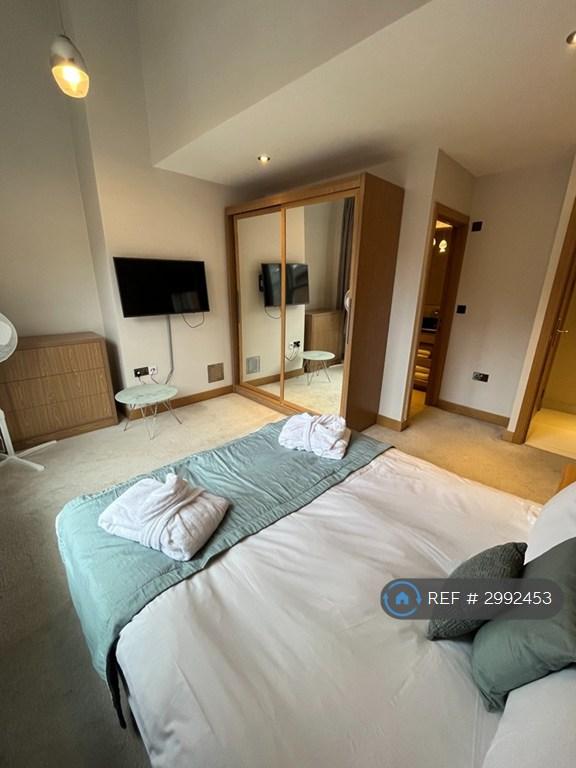 2 bedroom flat in Butts Court, Leeds, LS1 (2 bed) (#2992453)