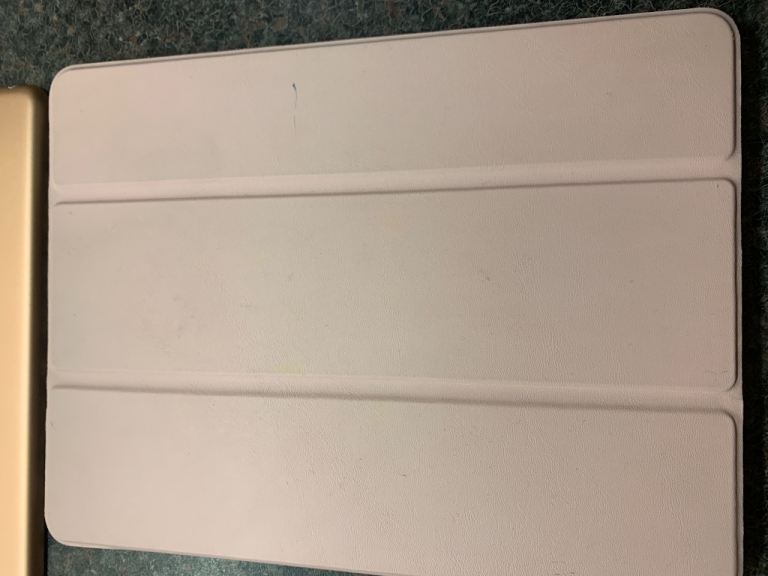 Apple iPad 9.7 6th generation rose gold with case thank you 32GB