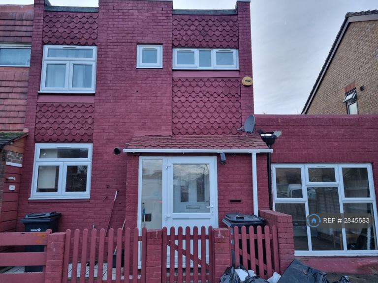 5 bedroom house in Woodman Path, Ilford, IG6 (5 bed) (#2845683)
