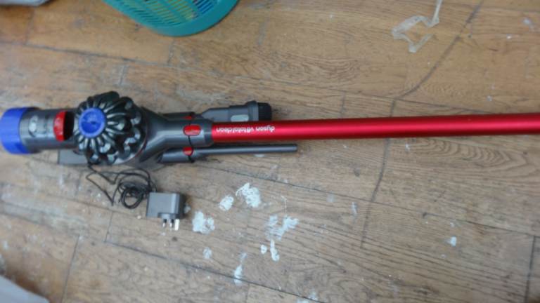 Dyson V8 Cordless Vacuum Cleaner complete with Attachments in very good condition 