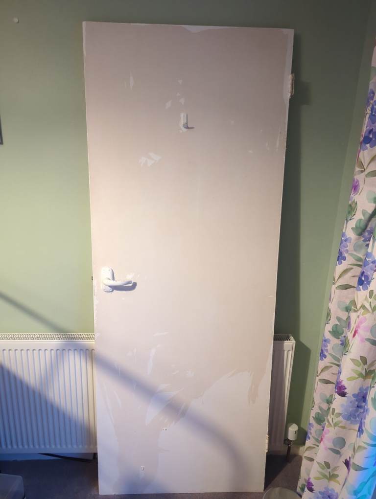 Free Internal White Door with Handle – Needs Paint