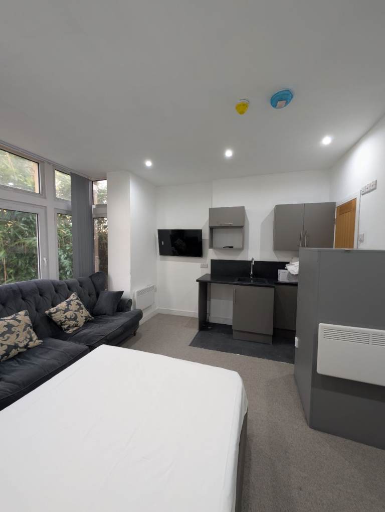 Studio AMAZING inside park with parking and garden andwith all amenities nearby 