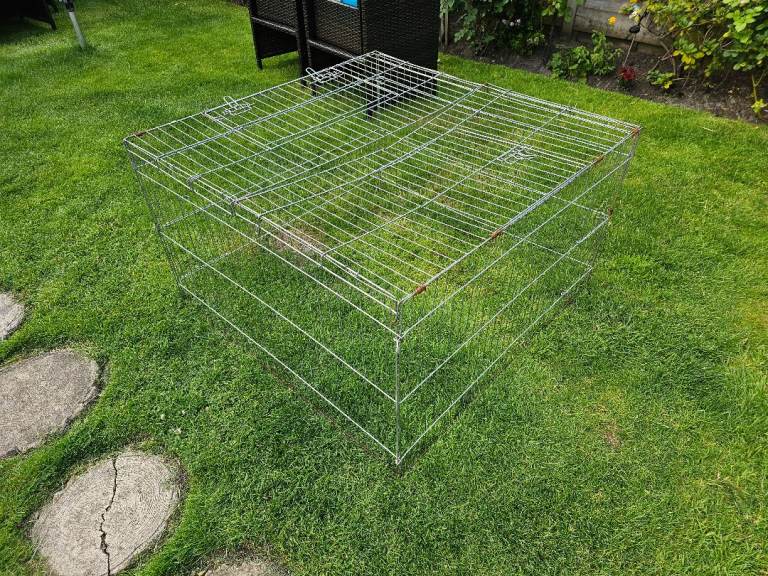 Metal folding rabbit or guinea pig run