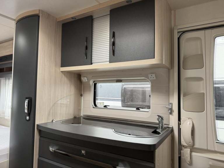 2018 HOBBY De Luxe Edition 495 UL fixed single beds