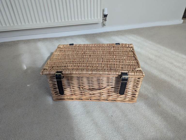Wicker picnic basket case 