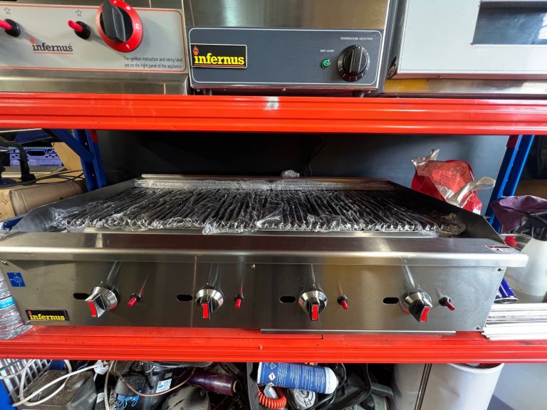 Restaurants catering equipment grill oven pizza oven pizza bench fridge double freezer 