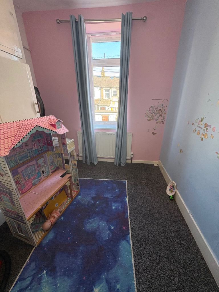 (ONLY EXECUTIVE) Separate locked Room for Rent for 1 person only and all bills included