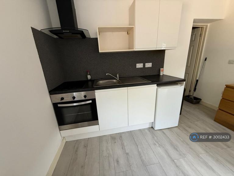 Studio flat in Vicarage Lane, Coventry, CV7 (#3002433)