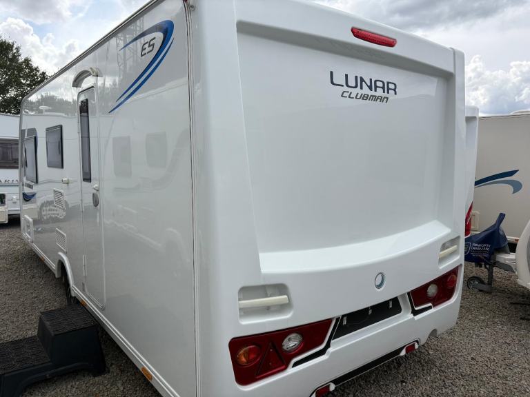 LUNAR CLUBMAN ES - 3 BERTH CARAVAN WITH END WASHROOM + MOTORMOVER