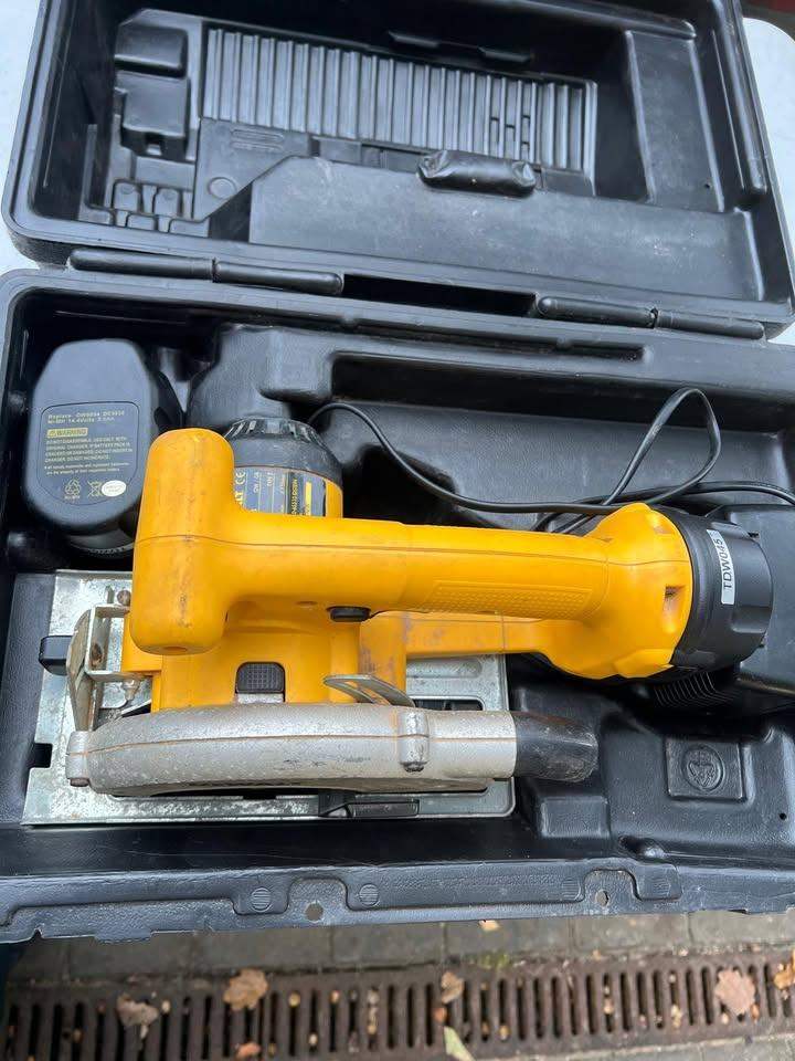 DeWalt DW935 14.4V Ni-Mh Batteries x2 - charger and case