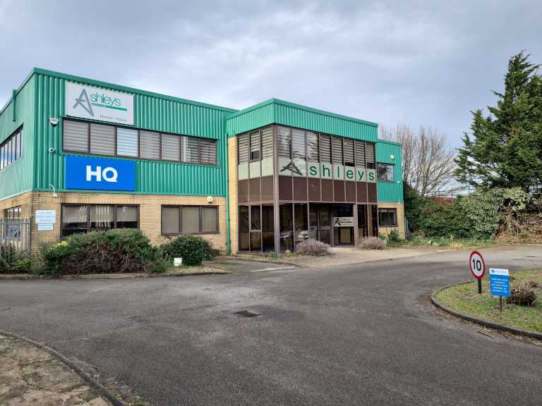 Hitchin - SG40TY \ Private Office for 2 Workstations