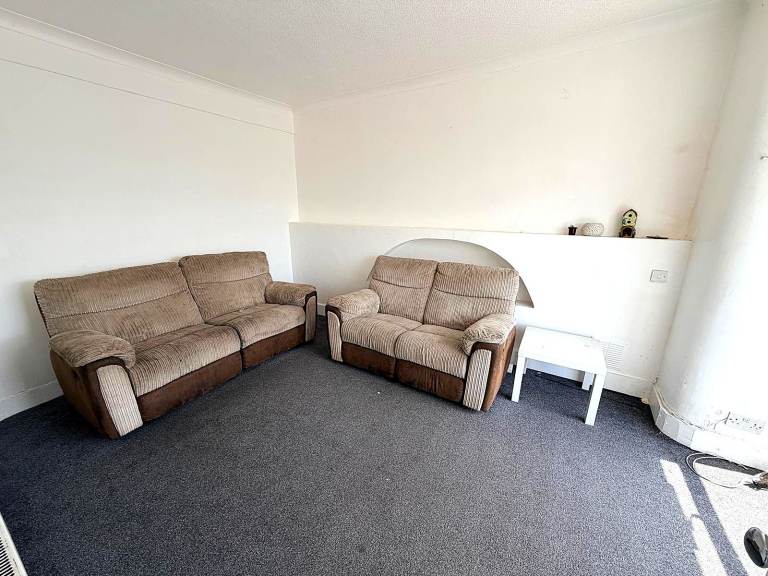 Spacious good condition 4 bedrooms semi-detached house in South Woodford- Company lets Allowed