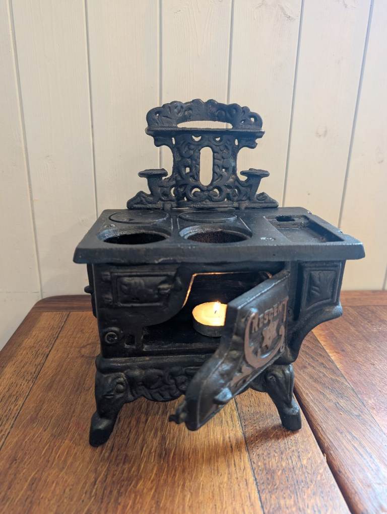 Working mini / kids stove cast iron