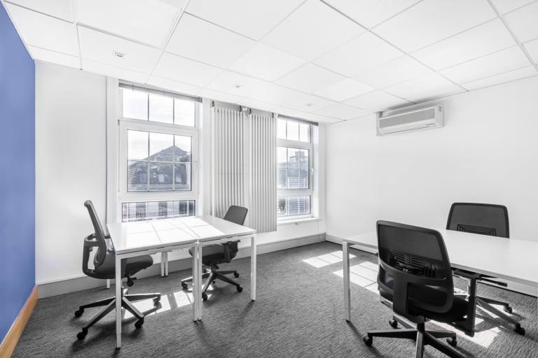 Belfast - BT1 1LU \ Private Office Rental with a 5-Desk Setup