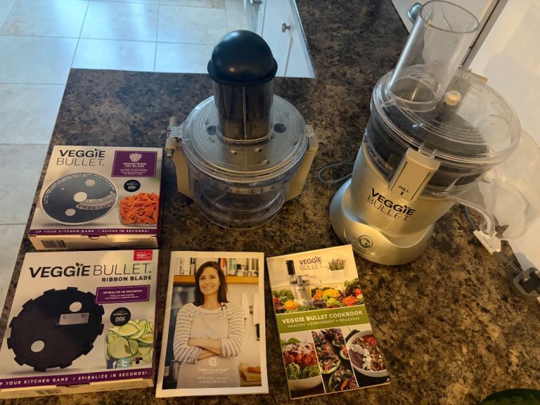 Veggie Bullet Food Processor with Blades & Cookbooks – Good Condition