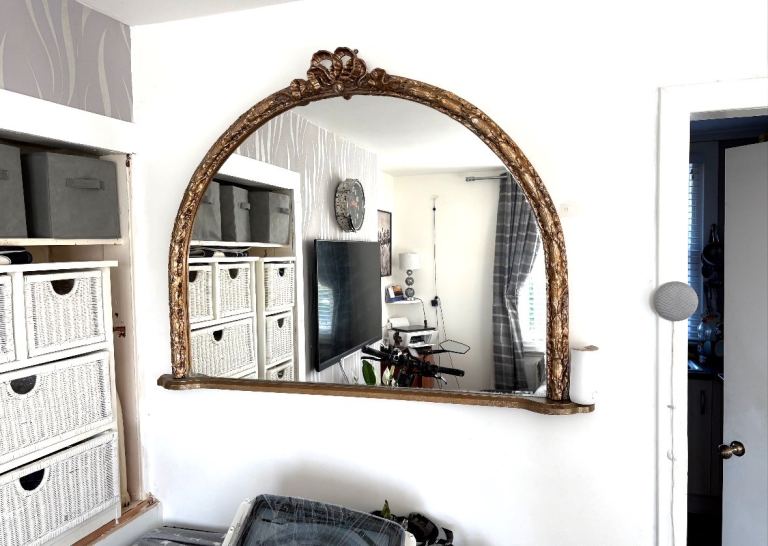 Oval living room mirror gold with light gliter 