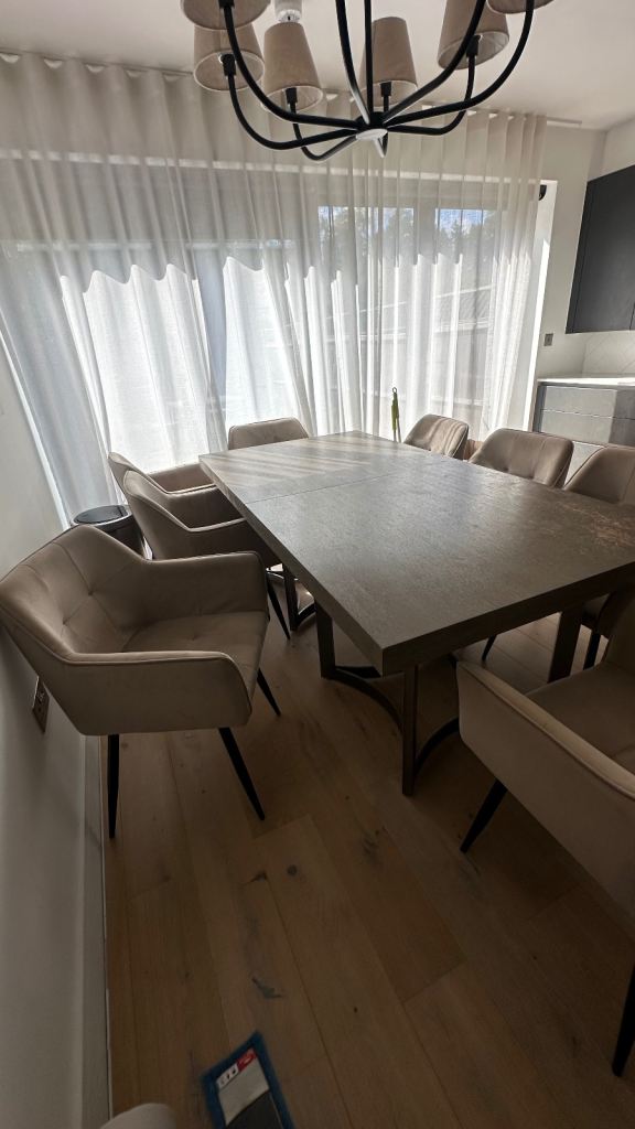 Free dining table