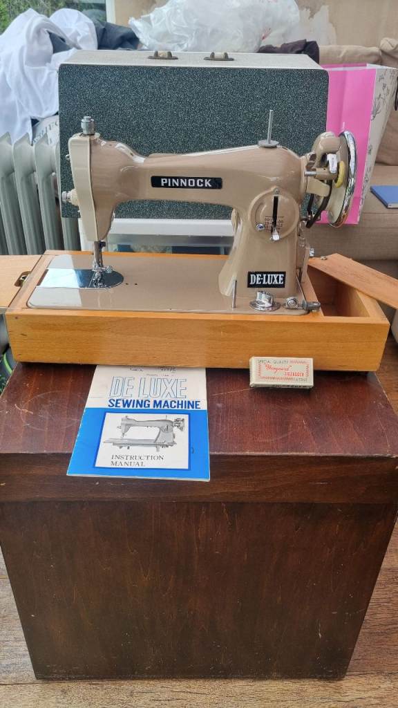 Pinnock Deluxe Sewing machine working perfect great condition OPEN TO ANY OFFERS. 