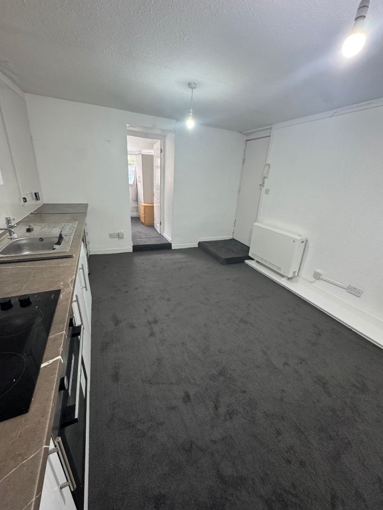 Self contained flat in Queens Park 