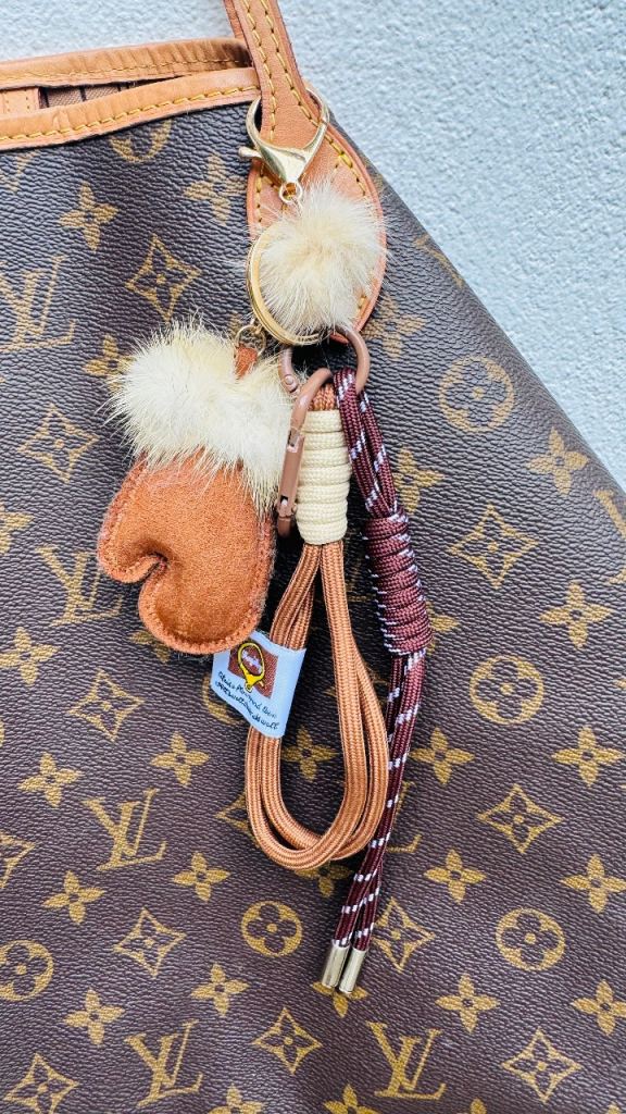 Christmas Stocking Fillers - Cute Mitten and Pom-Pom Bag Charm Keyring – As Good As New