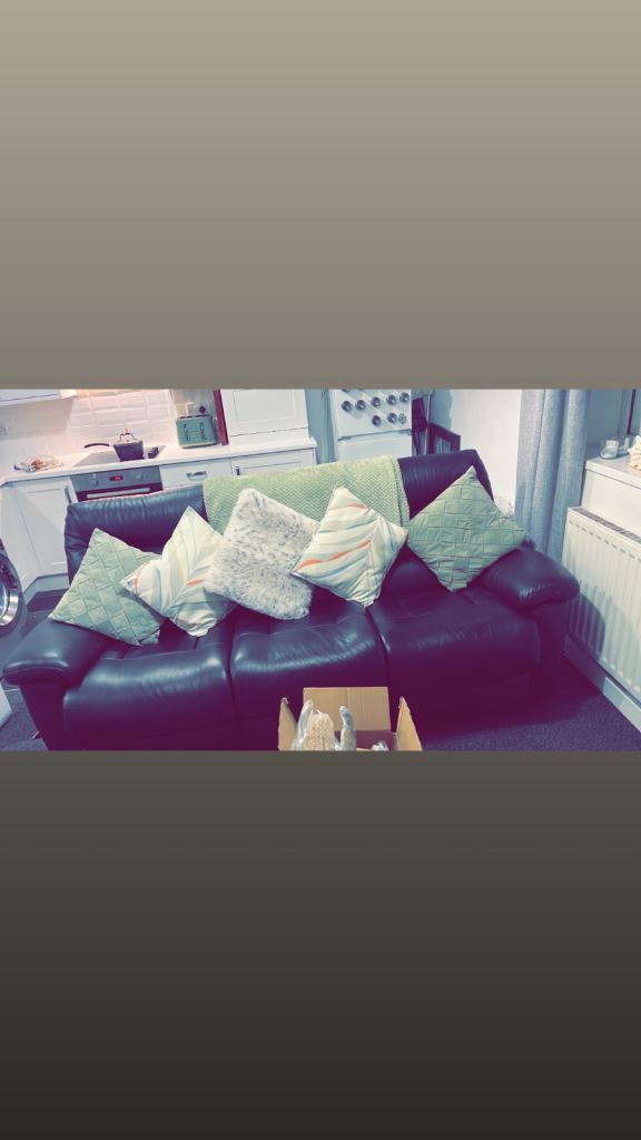 Black Leather Lazyboy Recliner Sofa and Armchair Set – Great Condition