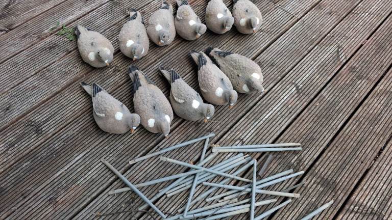 Pigeon Decoys with Sticks – Good Condition, Set of 25 plus extra's